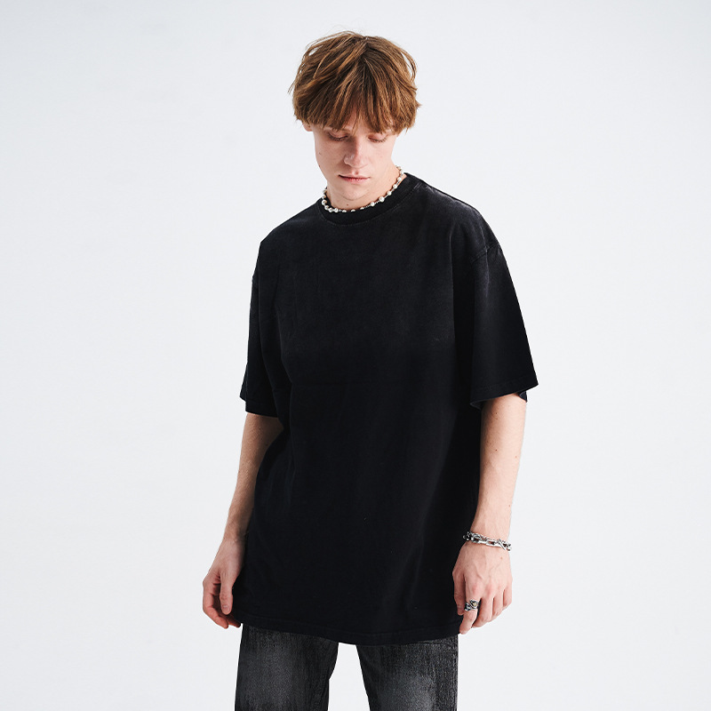 Fashionable old spray-painted street T-shirts 70