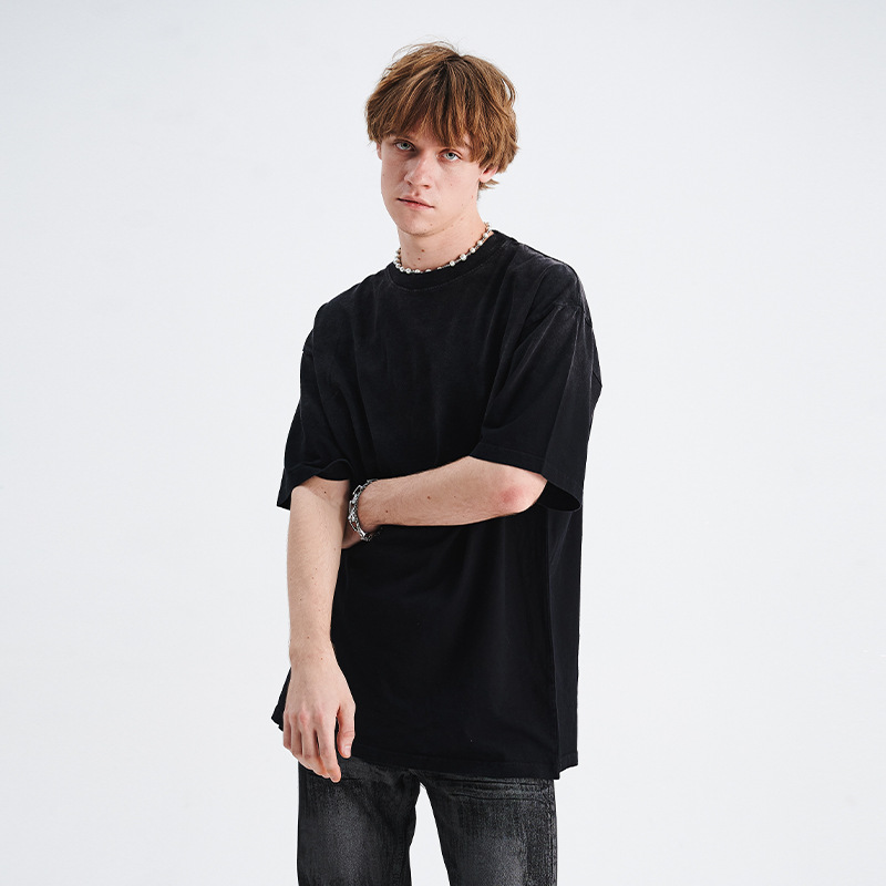 Fashionable old spray-painted street T-shirts 70