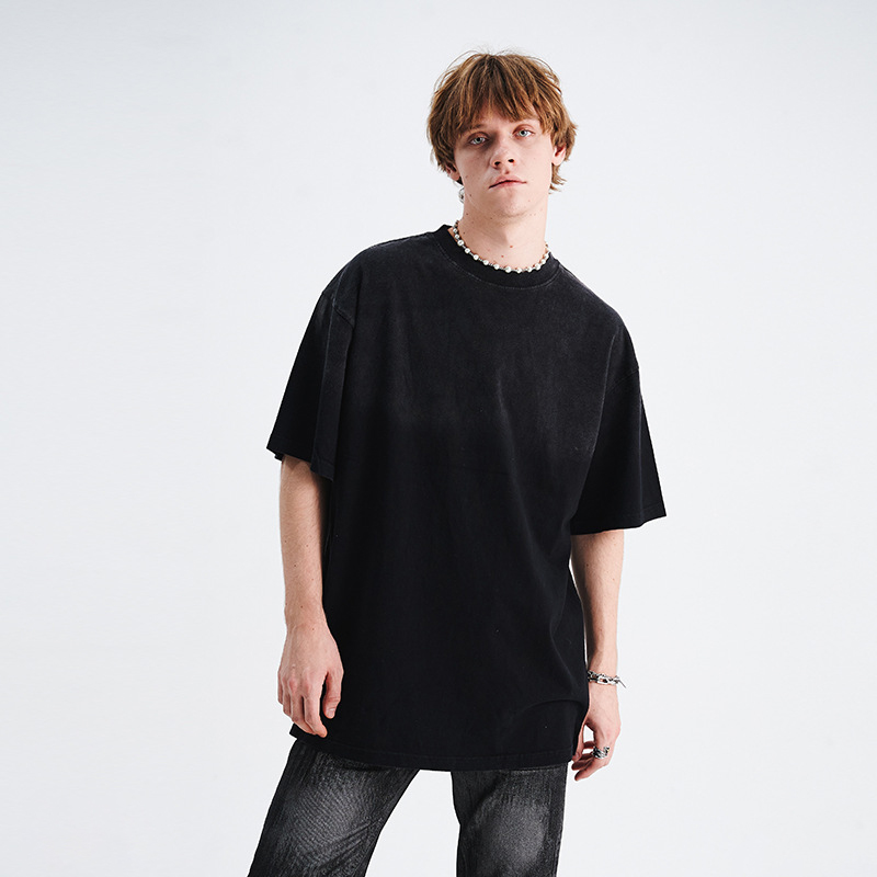 Fashionable old spray-painted street T-shirts 70